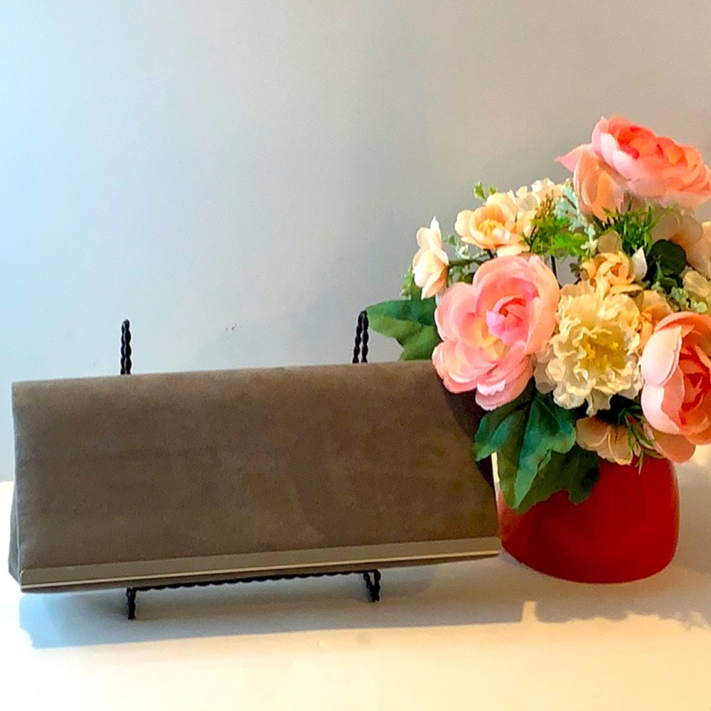 NWOT Special Occasion Elegant Clutch with shoulder Chain